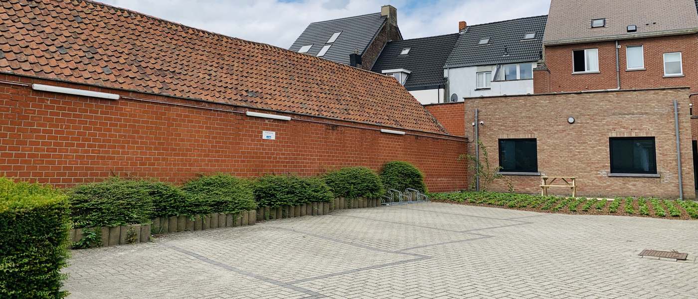 De eigen parking achter de praktijk